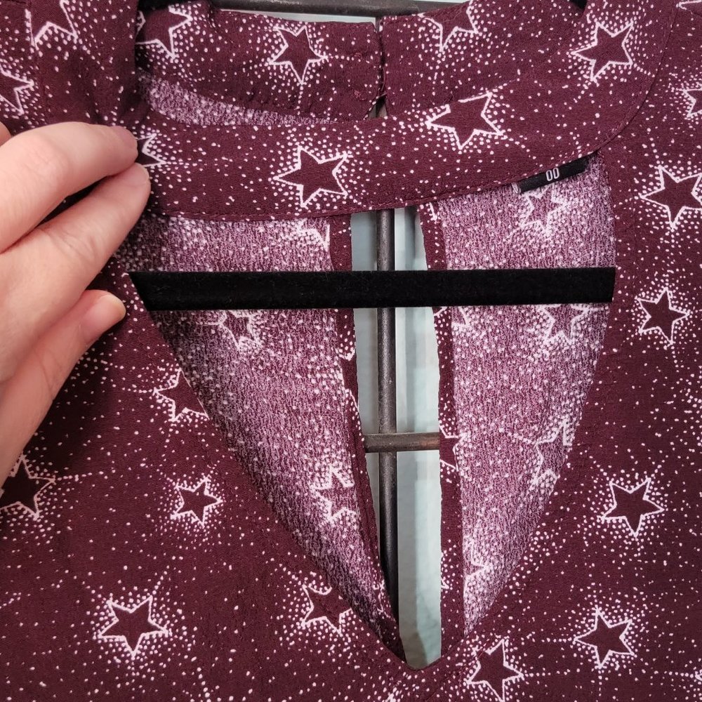 Torrid Burgundy Star Print Choker Top - Galaxy Chic in Size 00 XL! - Picture 9 of 13